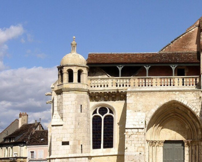 Au cœur d'une cité médiévale, cette église cache une lanterne des morts