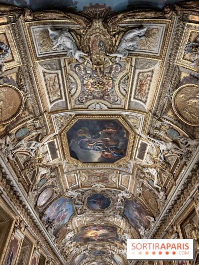 Musée du Louvre : Pourquoi la galerie d'Apollon est-elle considérée comme l'ancêtre de la galerie des Glaces de Versailles ?