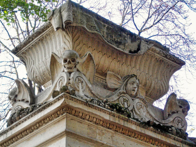 Avez vous déjà remarqué cette tombe ornée de crânes aux oreilles de chauve-souris ?