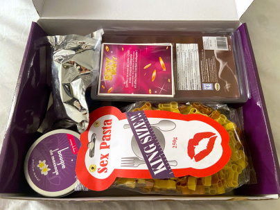 Insolite : une box coquine pour pimenter la vie de couple pendant le confinement