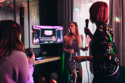 Insolite : un hôtel parisien propose des soirées apéro & karaoké en chambre