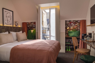 Une piscine en mode bain romain avec une projection cinéma au cœur de Paris