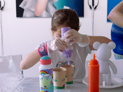 Ateliers de Paint Pouring à la galerie Goldshteyn-Saatort, à deux pas du Louvre