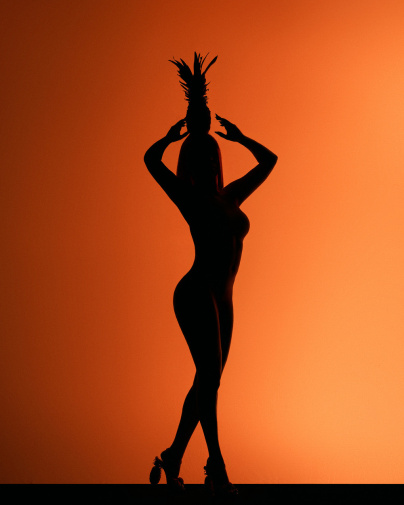 Karol G au Crazy Horse : un show inédit entre cabaret parisien et rythmes latinos