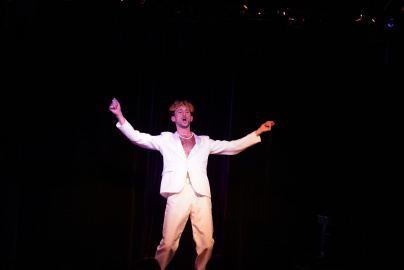 Allié.e.s et plus si affinités : le seul en scène de Valentin Lacouture au théâtre Le Bout