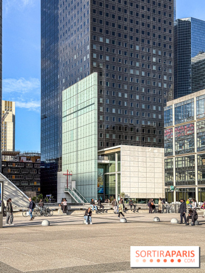 Cette église moderne cachée au milieu des gratte-ciel surprend par son architecture