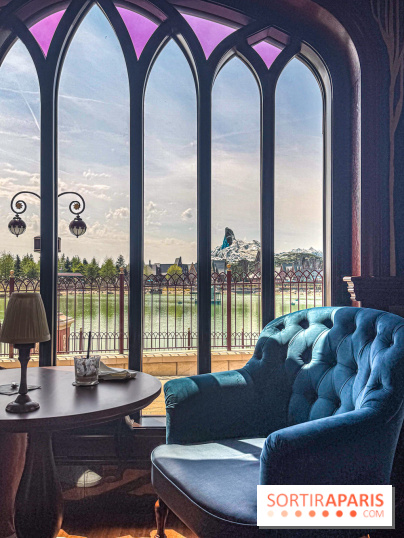 The Regal View Lounge à Disneyland Paris : le bar royal avec vue sur Adventure Bay, notre avis