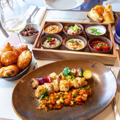 Le Brunch du 14 juillet chez Laurier pour regarder le défilé en mangeant Grec : invitations