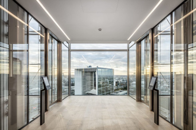 Insolite : Gravir les marches de la Tour Trinity à La Défense en VTT, le défi d'Aurélien Fontenoy