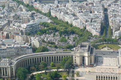 Le Cimetière de Passy, en face de la Tour Eiffel