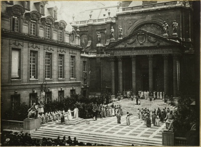 Paris Œdipe-Roi dans la cour de la Sorbonne