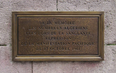 Plaque à la mémoire des Algériens tués lors de la sanglante répression du 17 octobre 1961, apposée 40 ans plus tard quai Marché-Neuf, dans l’île de la Cité et à proximité du pont Saint-Michel