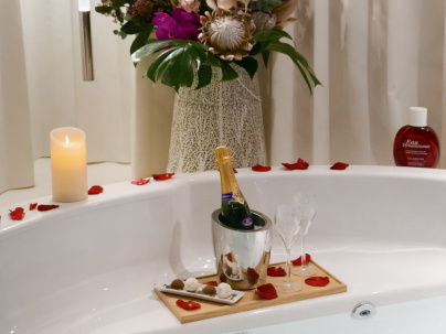 Saint Valentin 2024 : massage en duo et gourmandises dans une suite VIP de l'hôtel Molitor