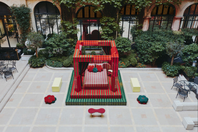 Plaza Athénée : une installation design XXL gratuite signée Uchronia exposée dans la cour du palace