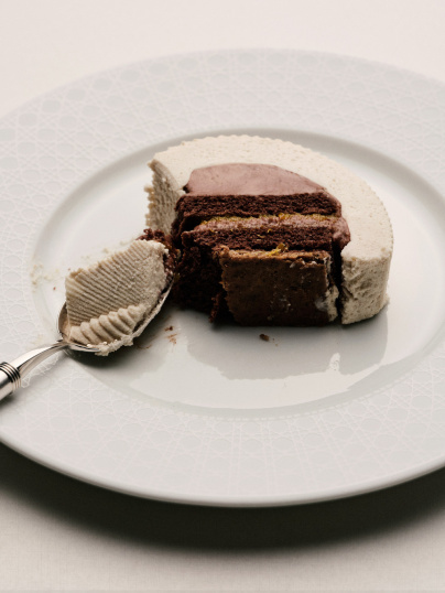 La bûche de Noël 2025 de la Maison Dior, une création couture par le chef multiétoilé Yannick Alléno