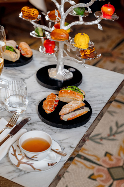 Tea Time de Cédric Grolet au Meurice à Paris : pâtisseries trompe l'œil et classiques salés revisités