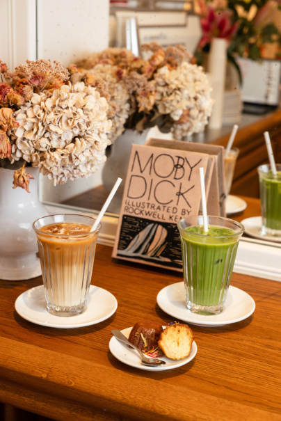 Le Café en Rouje : l’adresse café-mode gourmande nichée dans la boutique de Jeanne Damas à Paris