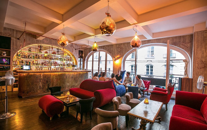 Le 153, bar à cocktails du Marais, organise une soirée 100% good vibes pour fêter ses 7 ans !