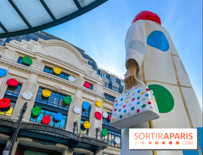 La gigantesque Yayoi Kusama devant le siège de Louis Vuitton, face à la Samaritaine