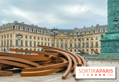 Les imposantes installations en acier de l'artiste Bernar Venet sur la Place Vendôme