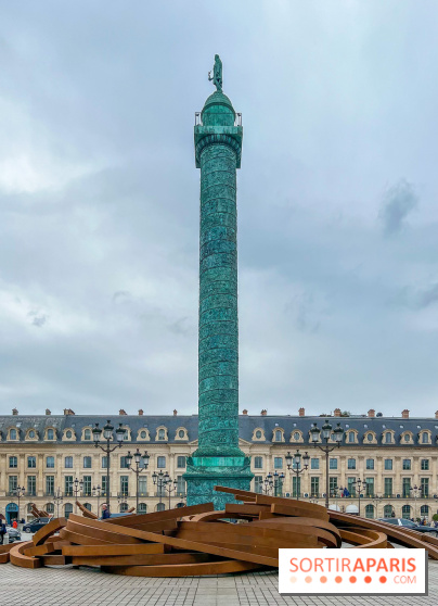 Les imposantes installations en acier de l'artiste Bernar Venet sur la Place Vendôme