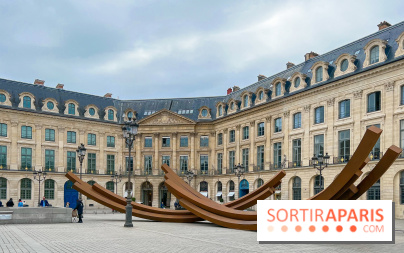 Les imposantes installations en acier de l'artiste Bernar Venet sur la Place Vendôme