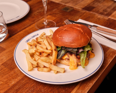Canard & Champagne à Paris : le meilleur burger de canard à découvrir