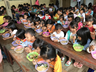 Enfance Partenariat Vietnam organise une vente aux enchères caritative de maillots de sportifs
