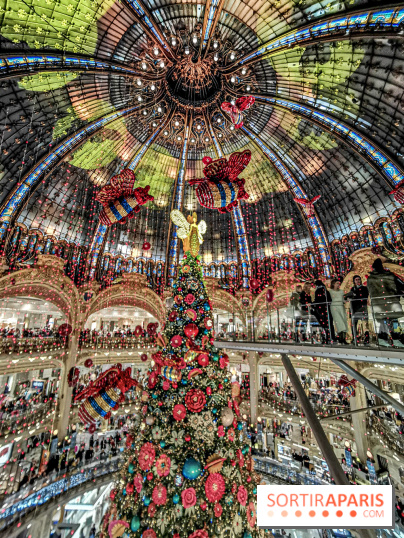 Vitrines et sapin de Noël au Galeries Lafayettes 2019 avec Virginie Efira - photos