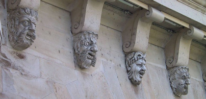 Pourquoi y a t-il des visages au-dessus des portes d'immeubles à Paris ?