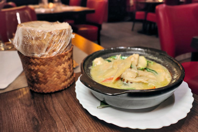 Pimpante Salade de bœuf Thaïlandaise au restaurant Makham Thaï Paris