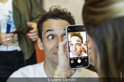 Théo Curin, le nageur handisport français, fait son entrée au musée Grévin