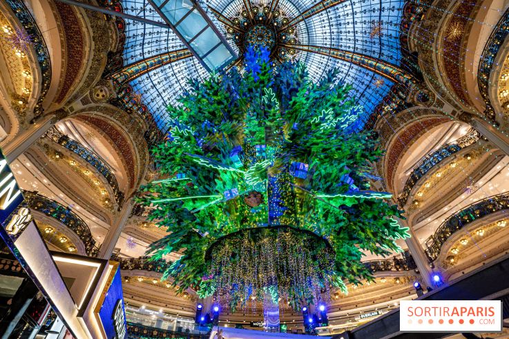 The windows and Christmas tree of Galeries Lafayette 2022