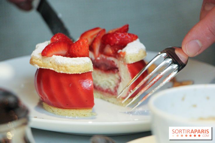 Butterfly Pâtisserie de Matthieu Carlin à l'Hôtel de Crillon - Charlotte aux Fraises et à la Fleur d'Oranger (3)