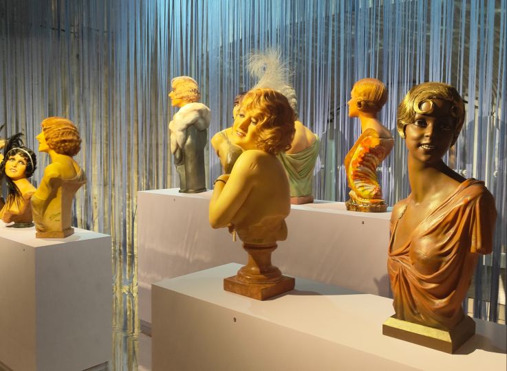 Des cheveux et des poils, l'exposition poilante du musée des Arts décoratifs - nos photos