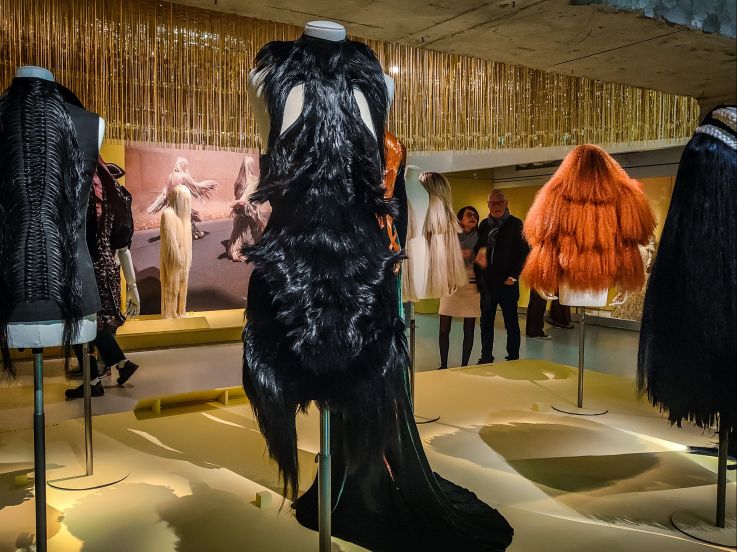 Des cheveux et des poils, l'exposition poilante du musée des Arts décoratifs - nos photos
