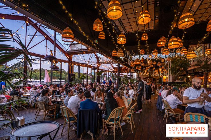 Le restaurant - terrasse Quai Ouest en mode estivale avec ses Dîners Braséro