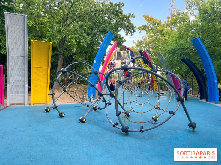 Le Jardin du Dragon, l'aire de jeux colorée au parc de la Villette