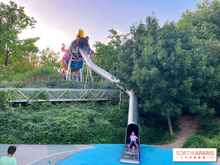 Le Jardin du Dragon, l'aire de jeux colorée au parc de la Villette
