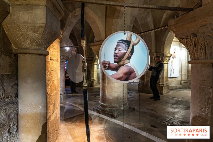 La Trêve la Basilique Saint-Denis, l'exposition costumes et photos de Sophie Comtet Kouyaté en mode jeux Olympique en Grèce Antique