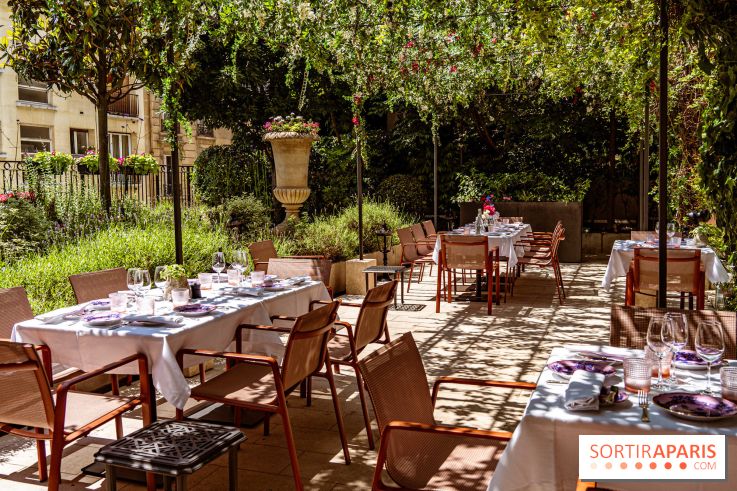 La terrasse jardin Summer de la Bauhinia au Shangri-La Paris