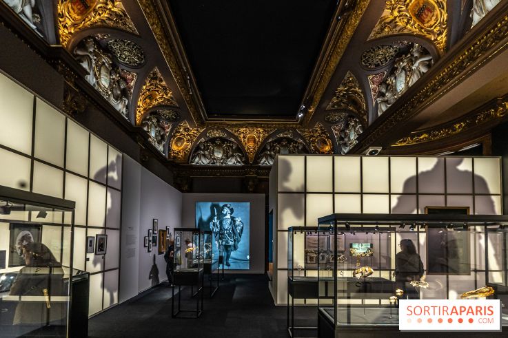 Exposition 'Bijoux de Scène de la Comédie Française' à l'hôtel historique de Mercy-Argenteau qui se dévoile