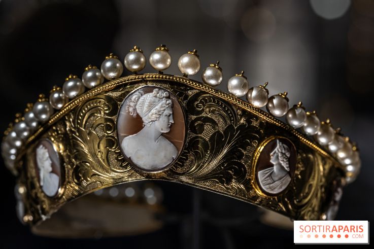 Exposition 'Bijoux de Scène de la Comédie Française' à l'hôtel historique de Mercy-Argenteau qui se dévoile