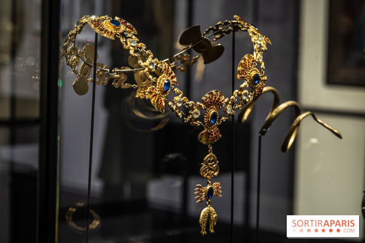 Exposition 'Bijoux de Scène de la Comédie Française' à l'hôtel historique de Mercy-Argenteau qui se dévoile