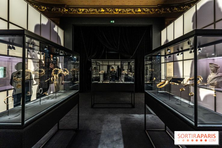 Exposition 'Bijoux de Scène de la Comédie Française' à l'hôtel historique de Mercy-Argenteau qui se dévoile