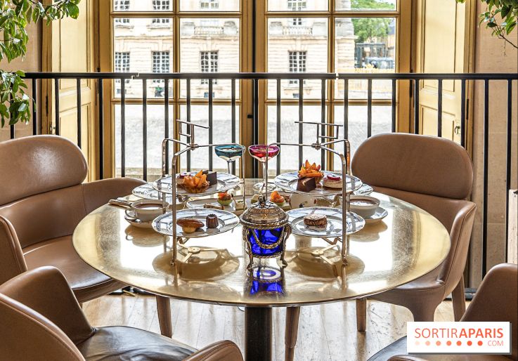 Le Tea Time de la Reine d'Ore à Versailles - table et vue sur la cour du château