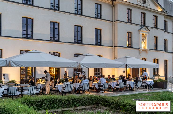 La terrasse dans un jardin avec vue Tour Eiffel du Marguerite 1606 au Domaine de la Reine Margot - A7C1373