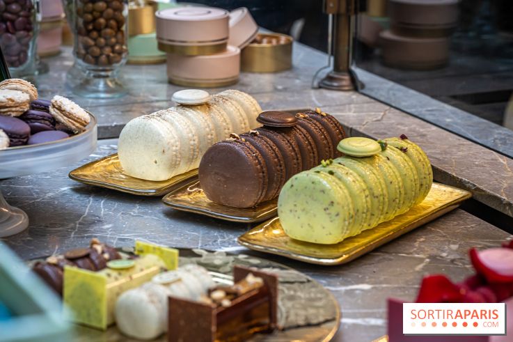 La bûche coffrets de Noël en trompe l'œil de Ladurée 2024 par Julien Alvarez et les créations de fête