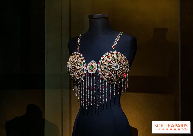 Bijoux de scène de l'Opéra de Paris : l'exposition de parures merveilleuses au Palais Garnier