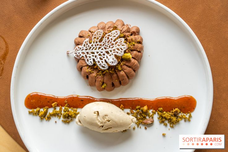 La Table du Château à Dampierre-en-Yvelines, le restaurant face au château - nos photos -  Mousse et moelleux au chocolat Virunga 70%, caramel de lentins des chênes, glace à la fève tonka